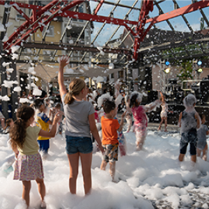 In den Sommerferien. Donnerstags mit Theater, Akrobatik, Musik. Freitags die große Sommerparty.